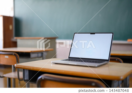 教室桌上放置的筆記型電腦螢幕 教室桌上放置的筆記型電腦螢幕 143487048
