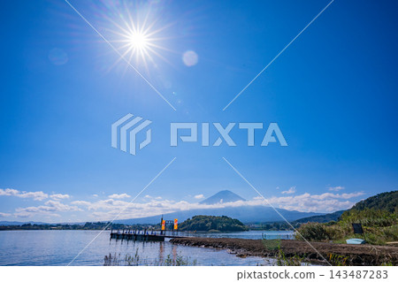 【山梨縣】河口湖/大石公園新建的觀光船碼頭。背景中可見富士山。 【山梨縣】河口湖/大石公園新建的觀光船碼頭。背景中可見富士山。 143487283