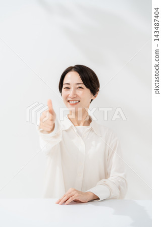 微笑與拇指的婦女 143487404