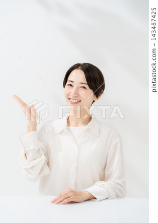 一位微笑的女子用手掌指引方向 143487425