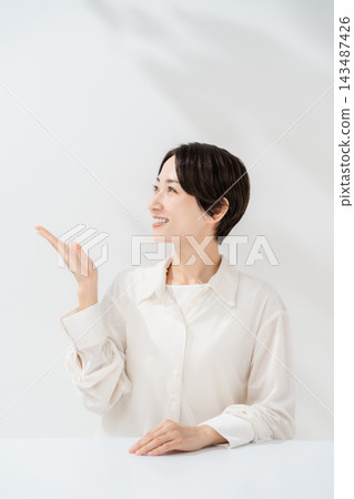 一位微笑的女士伸出手來引導你。 143487426