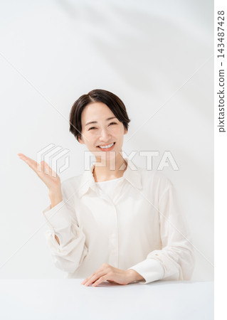 一位微笑的女子用手掌指引方向 143487428