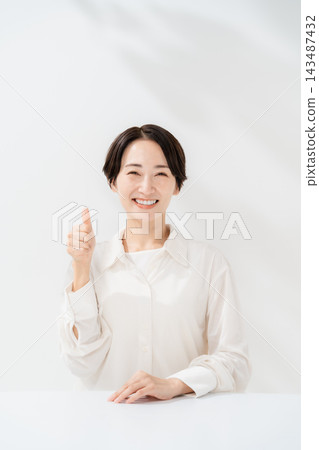 微笑與拇指的婦女 143487432