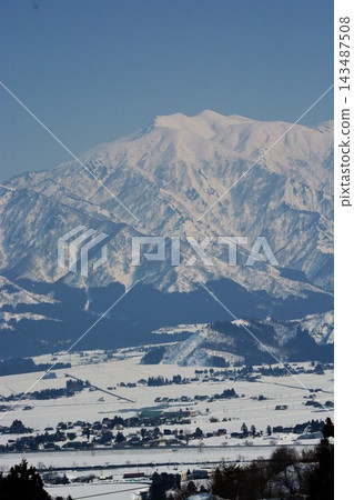 早春時節的山景,遠眺白雪皚皚的牧畑山。 早春時節的山景,遠眺白雪皚皚的牧畑山。 143487508