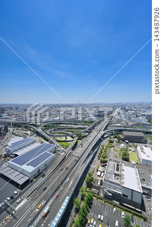 大阪東大阪樞紐和高速公路的城市景觀在藍天下展開 [大阪城市景觀照片] 143487926