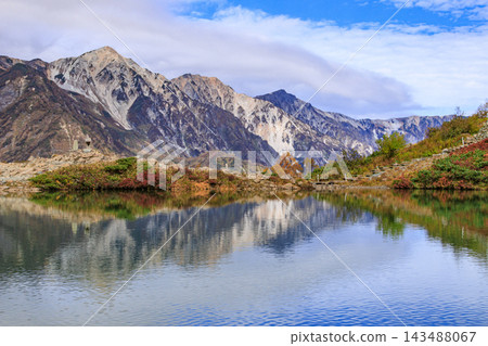 Happo-one with autumn foliage in full bloom 143488067