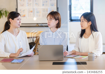 一個女人開會 143488255