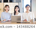 在辦公室工作的商務人士 143488264