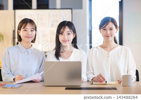 在辦公室工作的商務人士 143488264