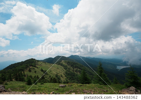 從草原山脊上可以眺望山脈和湖泊。 從草原山脊上可以眺望山脈和湖泊。 143488362