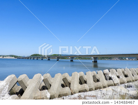 岡山縣高橋川上的水島大橋 岡山縣高橋川上的水島大橋 143488467