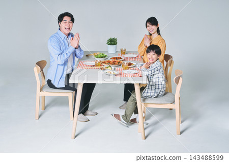 有趣的家庭用餐圖像 有趣的家庭用餐圖像 143488599