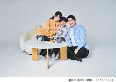 一家人坐在沙發上 一家人坐在沙發上 143488744