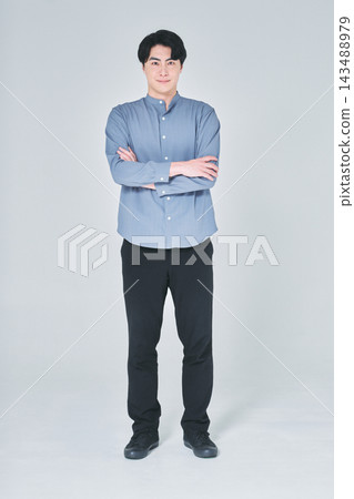 一個雙臂交叉的男人 一個雙臂交叉的男人 143488979