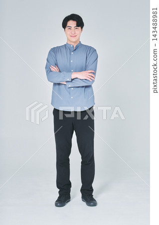 一個雙臂交叉的男人 一個雙臂交叉的男人 143488981