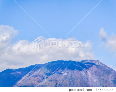 The slopes of Mount Iwate, also known as Mount Iwateyama, a majestic peak beloved by the people of Iwate Prefecture, are beginning to change color. The slopes of Mount Iwate, also known as Mount Iwateyama, a majestic peak beloved by the people of Iwate Prefecture, are beginning to change color. 143489022