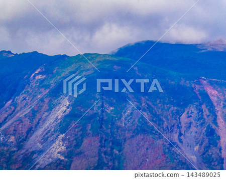 岩手山(又稱岩手山)是岩手縣民眾喜愛的雄偉山峰,它的山坡開始變色了。 岩手山(又稱岩手山)是岩手縣民眾喜愛的雄偉山峰,它的山坡開始變色了。 143489025