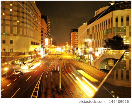 夜幕降臨，燈火通明的城市景觀，車燈劃出夢幻般的軌跡（適用於圖片和背景素材） 143489026