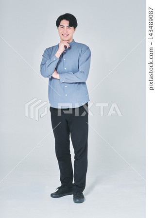 一個擺姿勢的男人 143489087