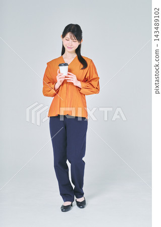 一個女人用咖啡 一個女人用咖啡 143489102