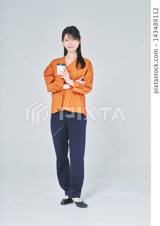 一個女人用咖啡 一個女人用咖啡 143489112