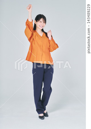 做膽量姿勢的女人 做膽量姿勢的女人 143489229