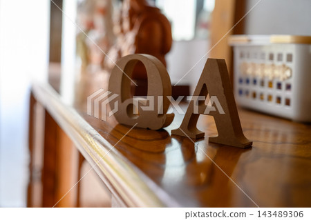 房間內部擺放著木製 QA 字母雕塑。 房間內部擺放著木製 QA 字母雕塑。 143489306