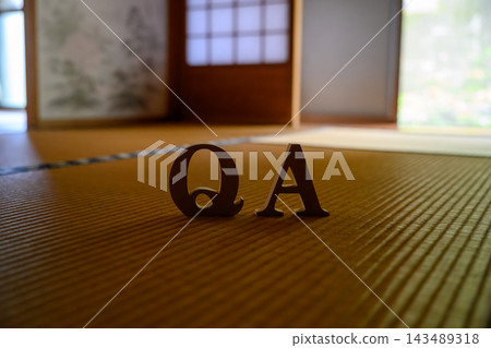一個 QA 字母物體被放置在日式房間的榻榻米上。 143489318