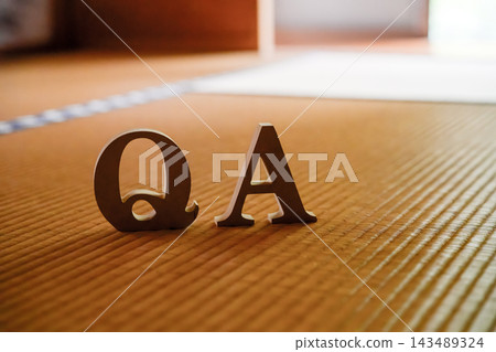 榻榻米上的「QA」字樣代表了問答的概念。 榻榻米上的「QA」字樣代表了問答的概念。 143489324