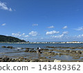 孩子們在岩石海岸上玩耍 143489362