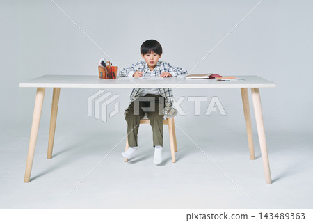男孩在學習 男孩在學習 143489363