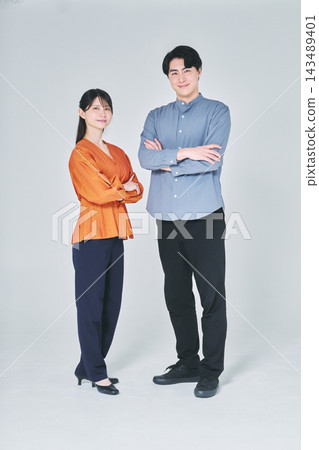 男性和女性的雙臂 男性和女性的雙臂 143489401