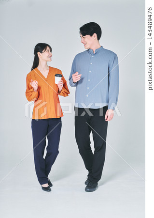 一男一女邊走邊聊 一男一女邊走邊聊 143489476