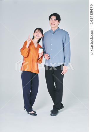 一男一女邊走邊聊 一男一女邊走邊聊 143489479