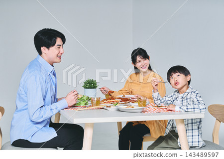 有趣的家庭用餐圖像 143489597