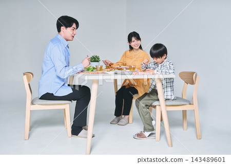 有趣的家庭用餐圖像 有趣的家庭用餐圖像 143489601