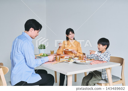 有趣的家庭用餐圖像 有趣的家庭用餐圖像 143489602
