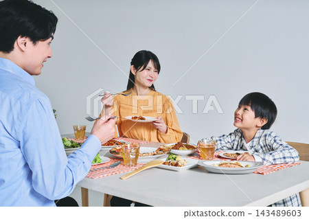 有趣的家庭用餐圖像 143489603