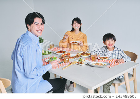 有趣的家庭用餐圖像 143489605