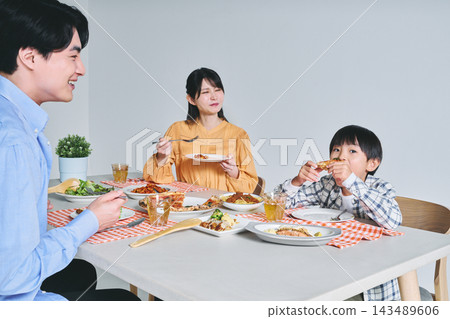 有趣的家庭用餐圖像 有趣的家庭用餐圖像 143489606