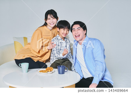 一家人坐在沙發上 143489664