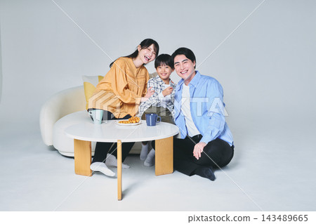 一家人坐在沙發上 一家人坐在沙發上 143489665