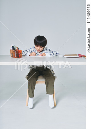男孩在學習 男孩在學習 143489686