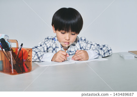 男孩在學習 男孩在學習 143489687