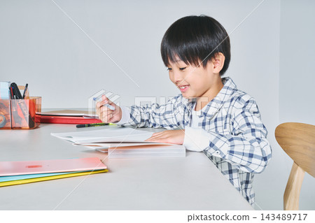 男孩在學習 男孩在學習 143489717