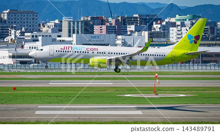 一架真航空波音737-800客機正在福岡機場降落。 一架真航空波音737-800客機正在福岡機場降落。 143489791