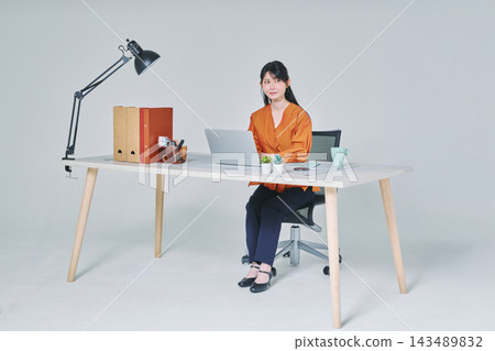 工作在書桌的一名婦女 工作在書桌的一名婦女 143489832