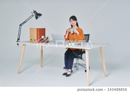 工作在書桌的一名婦女 工作在書桌的一名婦女 143489850