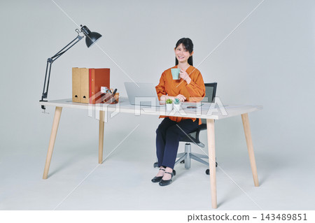 工作在書桌的一名婦女 143489851