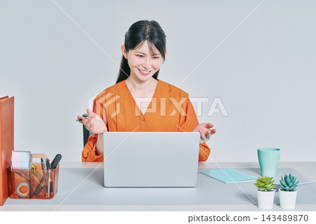工作在書桌的一名婦女 工作在書桌的一名婦女 143489870